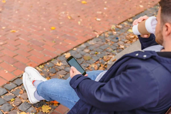 Face Man Sitting Bench City Park Drinking Coffee Surfing Phone — Stock Photo, Image