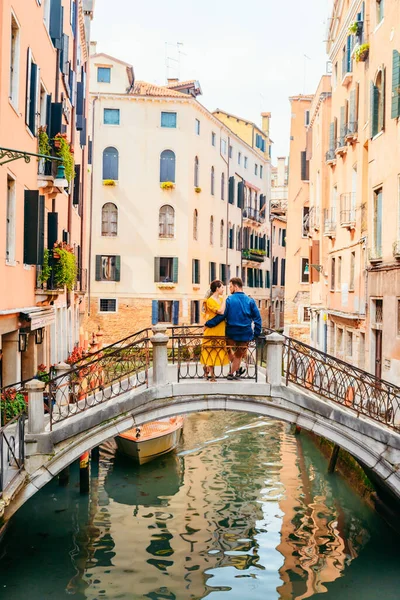 Пара Стоїть Мосту Перетинаючи Венеціанські Канали Романтичний Міський Туризм — стокове фото
