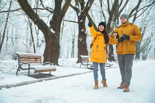 Pareja Caminando Por Parque Ciudad Nevada Bebiendo Café Para Señalando — Foto de Stock