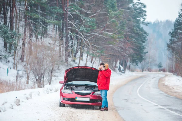 Férfi Áll Mellett Törött Autó Nyitott Motorháztető Hívja Segítséget — Stock Fotó