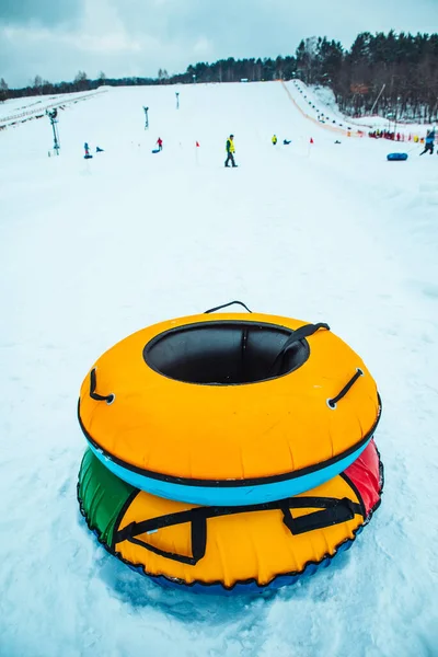 Anéis Tubos Neve Perto Colina Fundo Inverno Lazer Familiar — Fotografia de Stock