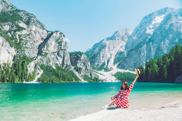 Žena Seděla Pláži Horského Jezera Letní Sezoně Výhled Krajinu — Stock fotografie