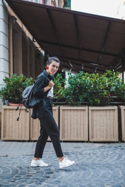 Sokakta yürüyen güzel bir kadın.