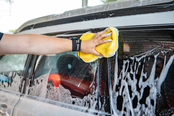 Hombre Mano Celebración Amarillo Esponja Limpieza Coche Lavado — Foto de Stock