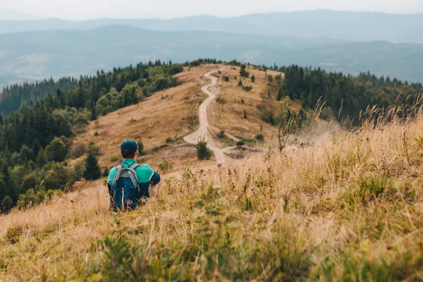 Hombre Con Mochila Senderismo Por Las Montañas Otoño Copiar Espacio — Foto de Stock