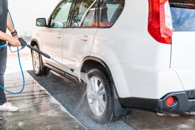 Araba yıkama konsepti. yüksek basınçlı su temizleyici