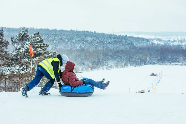 Winterse Leuke Activiteiten Bergaf Rijden Sneeuw Slangen Duwen — Stockfoto