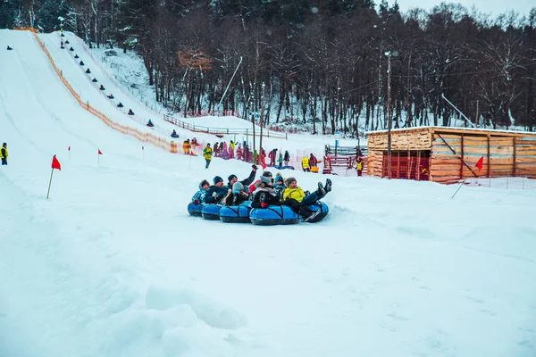 Lviv Ukraine Januari 2019 Winteractiviteiten Bergaf Rijden Sneeuw Slangen Duwen — Stockfoto