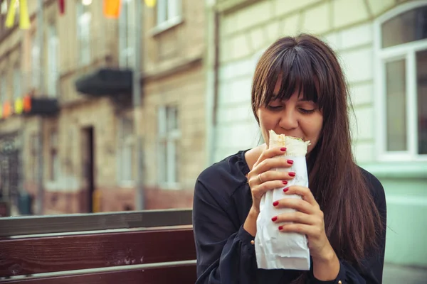 Młoda Uśmiechnięta Kobieta Jedząca Fast Food Świeżym Powietrzu Miejski Pośpiech — Zdjęcie stockowe