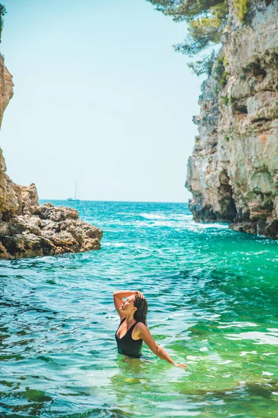穿着黑色泳衣在海上的年轻貌美的女士暑假复印空间 — 图库照片
