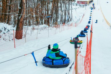 Kar boruları için sıra. İnsanları tepeye çek. kış aktiviteleri