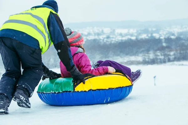 Winterse Leuke Activiteiten Bergaf Rijden Sneeuw Slangen Duwen — Stockfoto