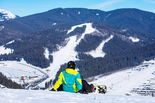 Muž Sedí Snowboardem Vrcholu Kopce Krásným Výhledem Kopírovat Prostor Slunečný — Stock fotografie