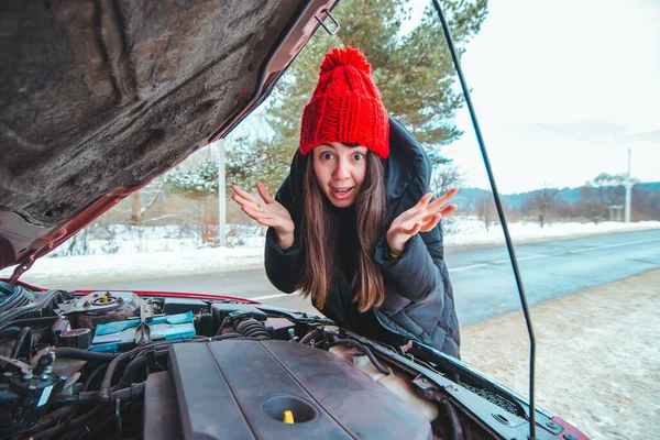 Женщина Смотрит Автомобиль Двигатель Дорожной Помощи Концепции Зимний Сезон — стоковое фото