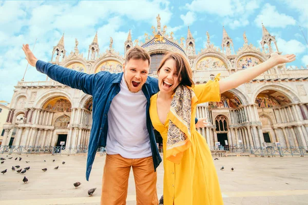 Fiatal Csinos Pár Pózol Szent Jelek Előtt Velence Olaszország Bazilika — Stock Fotó
