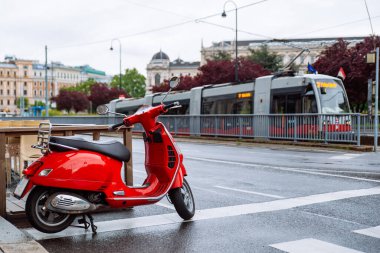 kırmızı stil scooter yağmur sonrası caddede fotokopi alanı