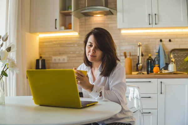 Mulher Bebendo Chá Caneca Amarela Trabalhando Laptop Cozinha Fundo Conceito — Fotografia de Stock