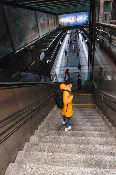 Γυναίκα Πόδια Από Τις Σκάλες Κάτω Στο Μετρό Υπόγειο Σταθμό — Φωτογραφία Αρχείου