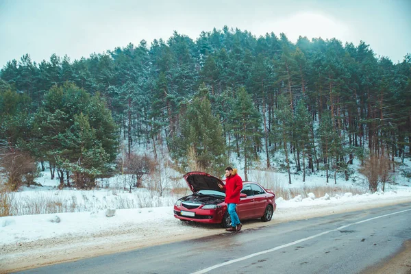 Homem Perto Carro Quebrado Beira Estrada Nevou Tempo Inverno Espaço — Fotografia de Stock