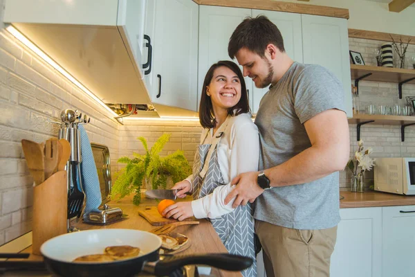 Pareja Encantadora Abrazándose Cocina Mientras Cocina Desayuno Estilo Vida Doméstico — Foto de Stock