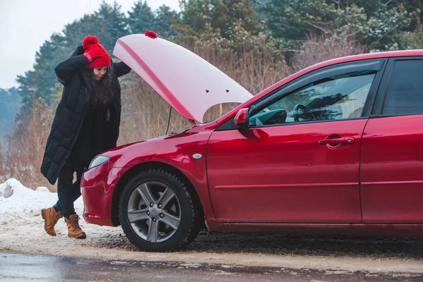 Mujer Mirando Motor Roto Coche Invierno Camino Lado Copia Espacio —  Fotos de Stock