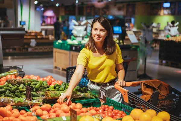 Mujer Elección Tomates Rojos Tienda Comestibles Concepto Compras — Foto de Stock