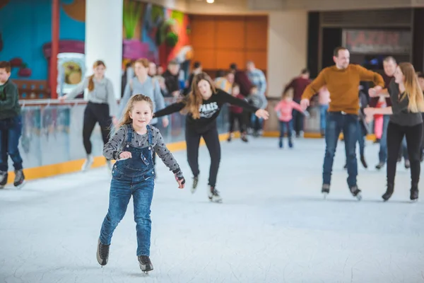 Lviv Ucrania Febrero 2019 Personas Patinando Pista Esquí Centro Comercial — Foto de Stock