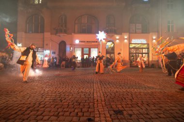Lviv, Ukrayna - 25 Aralık 2017: Şehir meydanında İsa 'nın doğumu oyunu. Gece vakti.