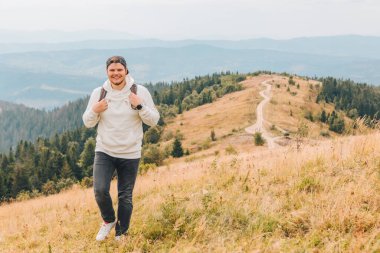 Sırt çantalı adam sonbahar dağlarında yürüyüş yapıyor. Kopya alanı.