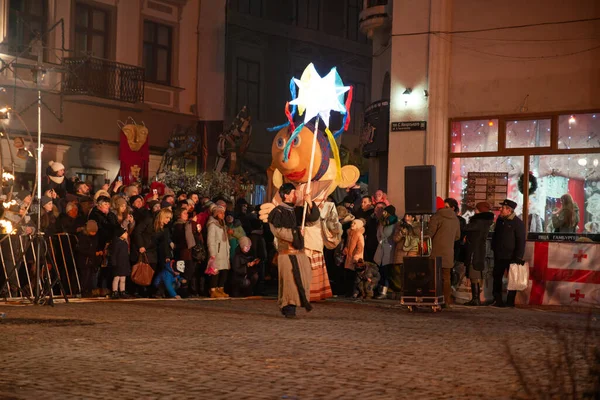 利沃夫 Lviv Ukraine 2017年12月25日 基督降生的圣诞晚会在市集广场举行 夜间作业 — 图库照片