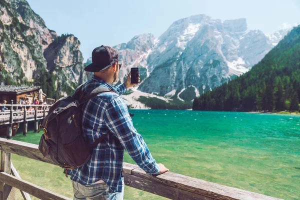 Hombre Tomando Fotos Teléfono Del Lago Las Montañas Espacio Copia — Foto de Stock
