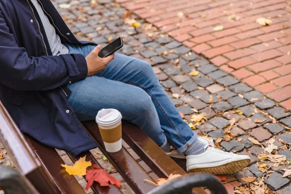 옥외에서 가을에 커피를 마시고 사람이 공원에서 이야기하는 — 스톡 사진