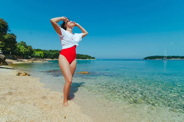 Sexy Donna Costume Bagno Rosso Shirt Bianca Mare Spiaggia Copia — Foto Stock
