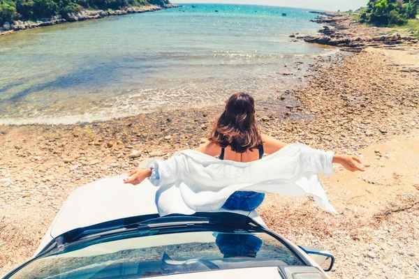 Frau Liegt Auf Motorhaube Mit Blick Auf Meer Sommerstrand Urlaub — Stockfoto