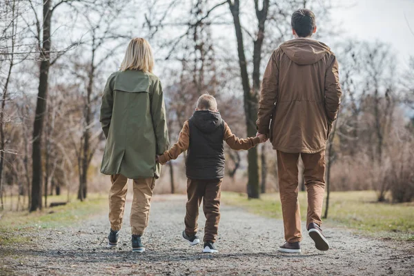 Ung Vacker Familj Promenader Hålla Händerna Vid Stadsparken Höstsäsong — Stockfoto