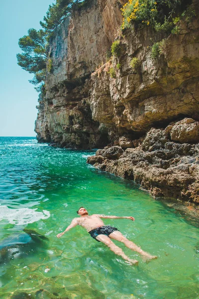 Jongeman Zwemmen Terug Zee Afstand Tussen Kliffen Zomer Tijd Kopiëren — Stockfoto