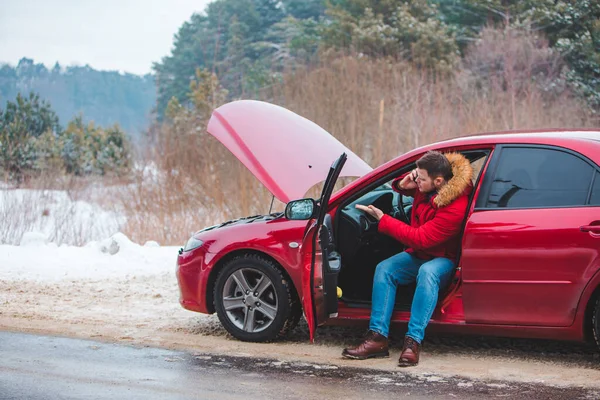 Homem Sentado Carro Pedir Ajuda Quebrar Pista Inverno Viagem Rodoviária — Fotografia de Stock