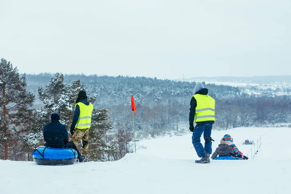 Winter Fun Activities Ride Hill Snow Tubing Pushing — Stock Photo, Image