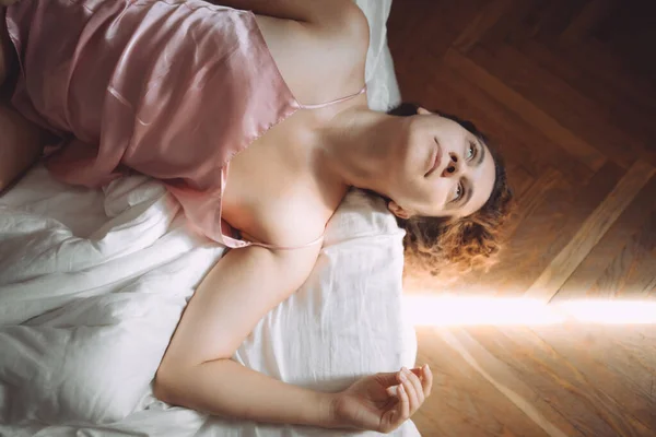 Νεαρή Γυναίκα Στο Κρεβάτι Πρωί Φως Από Παράθυρο Απαλή Ομορφιά — Φωτογραφία Αρχείου