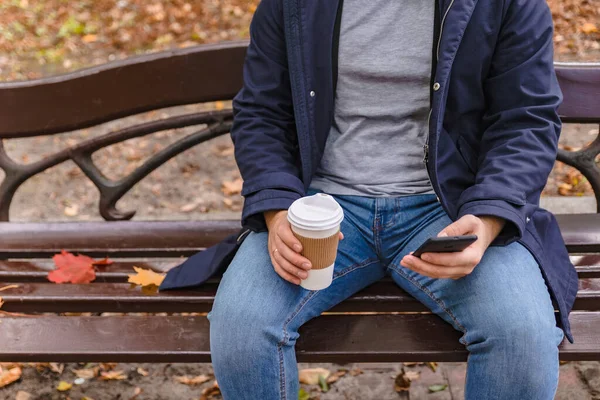 Face Man Sitting Bench City Park Drinking Coffee Surfing Phone — Stock Photo, Image