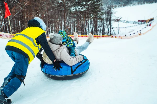 Lviv Ukraine Januar 2019 Familienausflug Durch Verschneiten Hügel Mit Schneeschlauch — Stockfoto