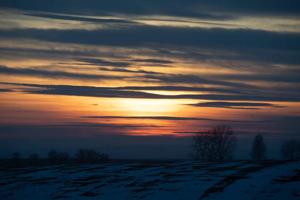 Sonnenuntergang Über Dem Verschneiten Winterfeld Kopierraum — Stockfoto