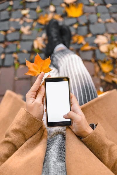 Woman Holding Phone White Screen Outdoors Yellow Maple Leaf Copy — Stock Photo, Image
