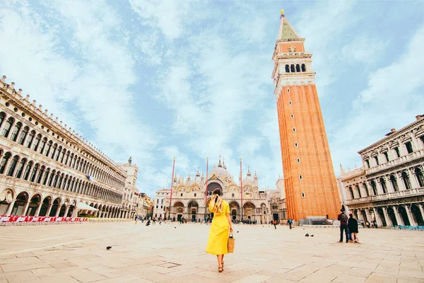 Mulher Elegância Sundress Amarelo Com Saco Palha Andando Por Veneza — Fotografia de Stock