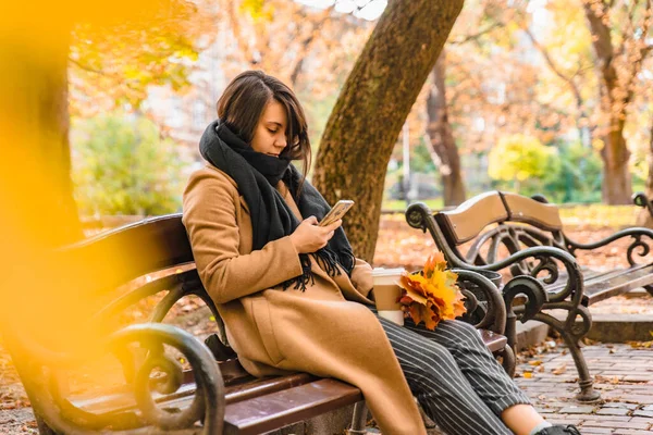 Woman Sitting City Park Drinking Coffee Taking Picture Bouquet Maple — Stock Photo, Image