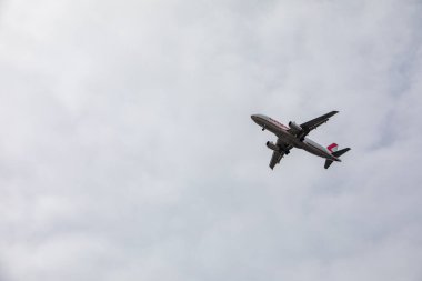 Pula, Hırvatistan - 19 Mayıs 2019: bulutlu havada büyük bir uçak indi