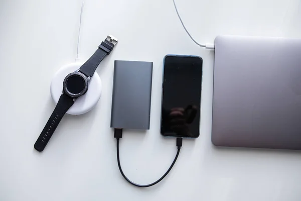 Ноутбук Телефонною Мишкою Смарт Годинник Заряджається Бездротовому Зарядному Пристрої Білому — стокове фото