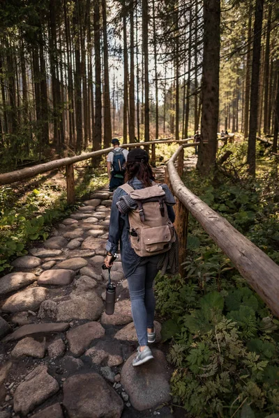 Женщина Турист Ходить Каменной Тропе Лесу Рюкзаком — стоковое фото