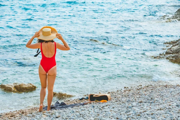 Giovane Bella Donna Cappello Paglia Mare Spiaggia Vacanza Estiva Costume — Foto Stock