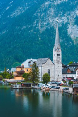 Göl kıyısındaki Evanjelik Hallstatt Kilisesi. Arka plandaki Alp Dağları.